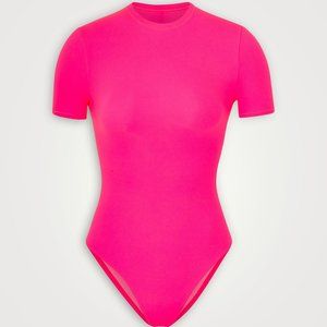 NWT SKIMS Essential T-Shirt Bodysuit - Highlighter Pink - Size S/M